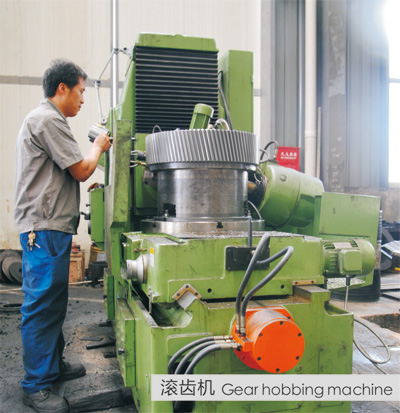 Gear hobbing machine